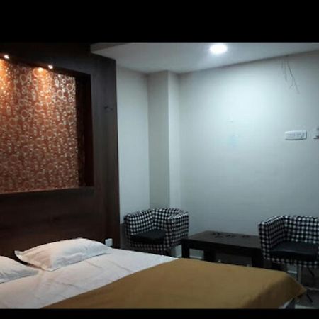 Hotel Gowri Sankar Ambāsamudram Extérieur photo