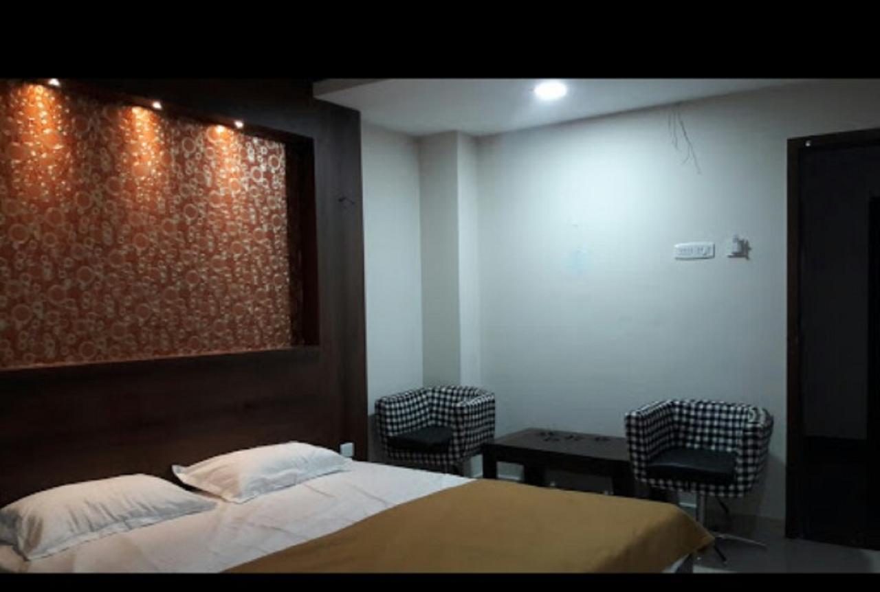 Hotel Gowri Sankar Ambāsamudram Extérieur photo