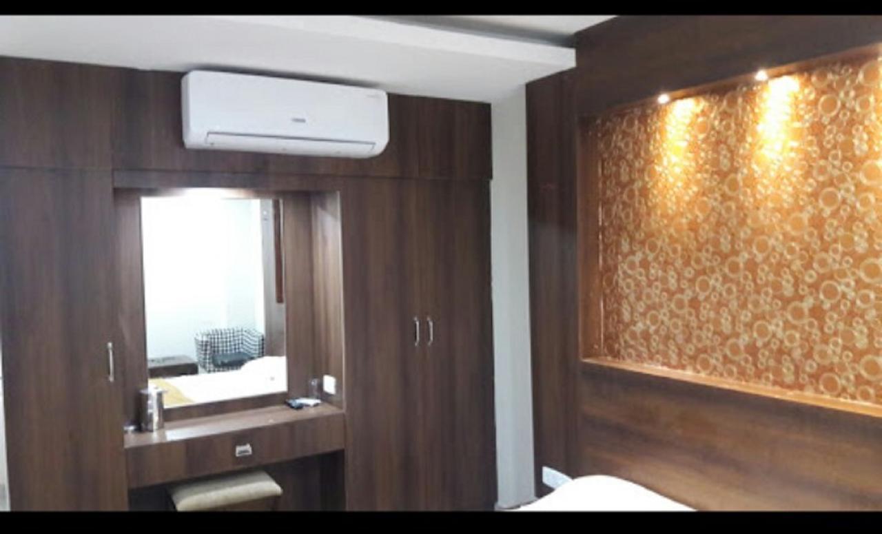 Hotel Gowri Sankar Ambāsamudram Extérieur photo