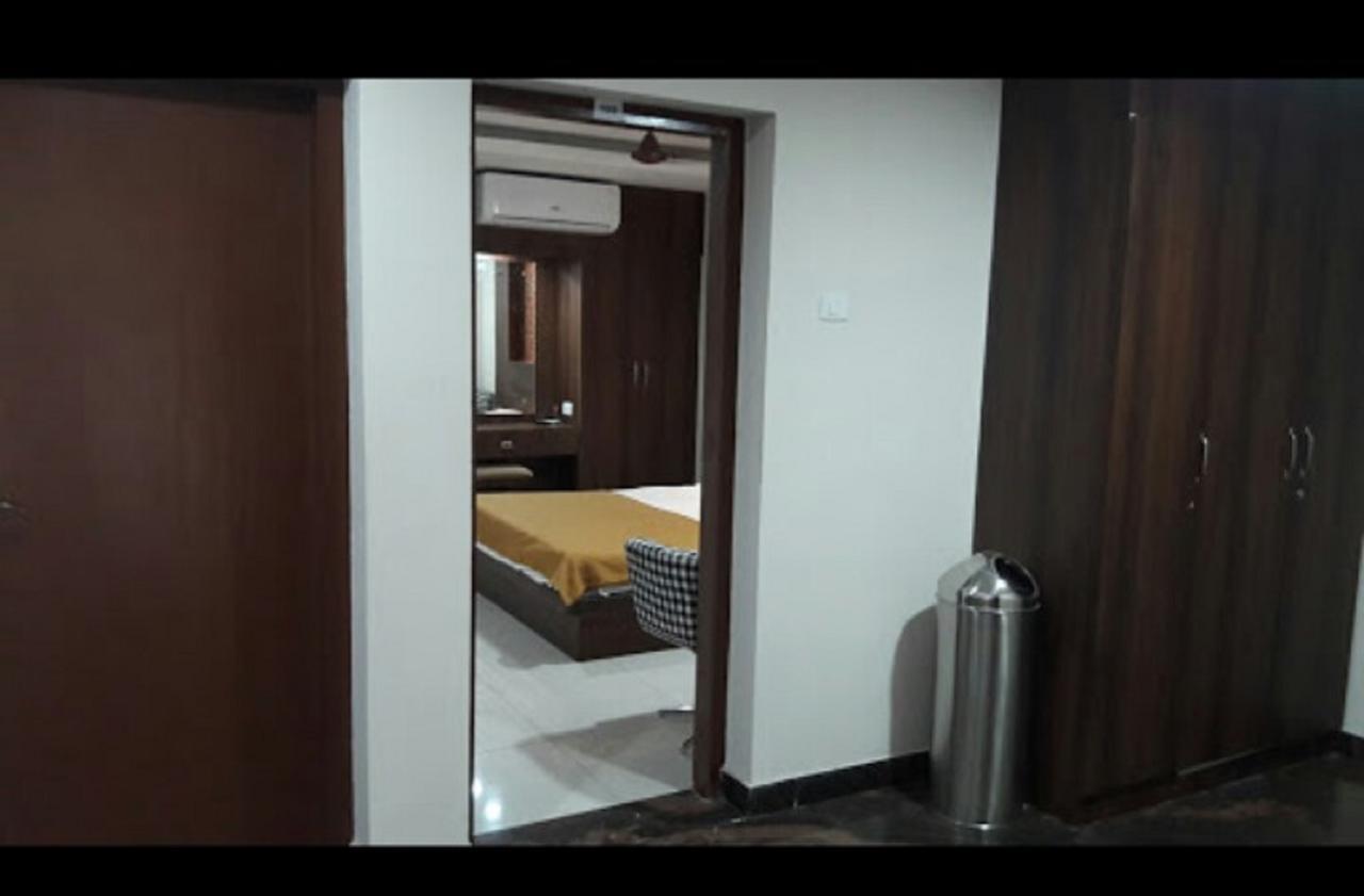 Hotel Gowri Sankar Ambāsamudram Extérieur photo