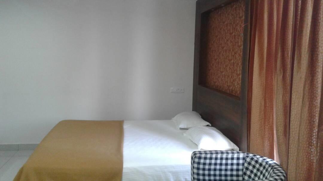 Hotel Gowri Sankar Ambāsamudram Extérieur photo