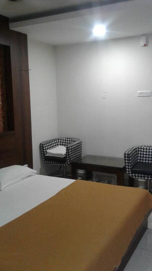 Hotel Gowri Sankar Ambāsamudram Extérieur photo