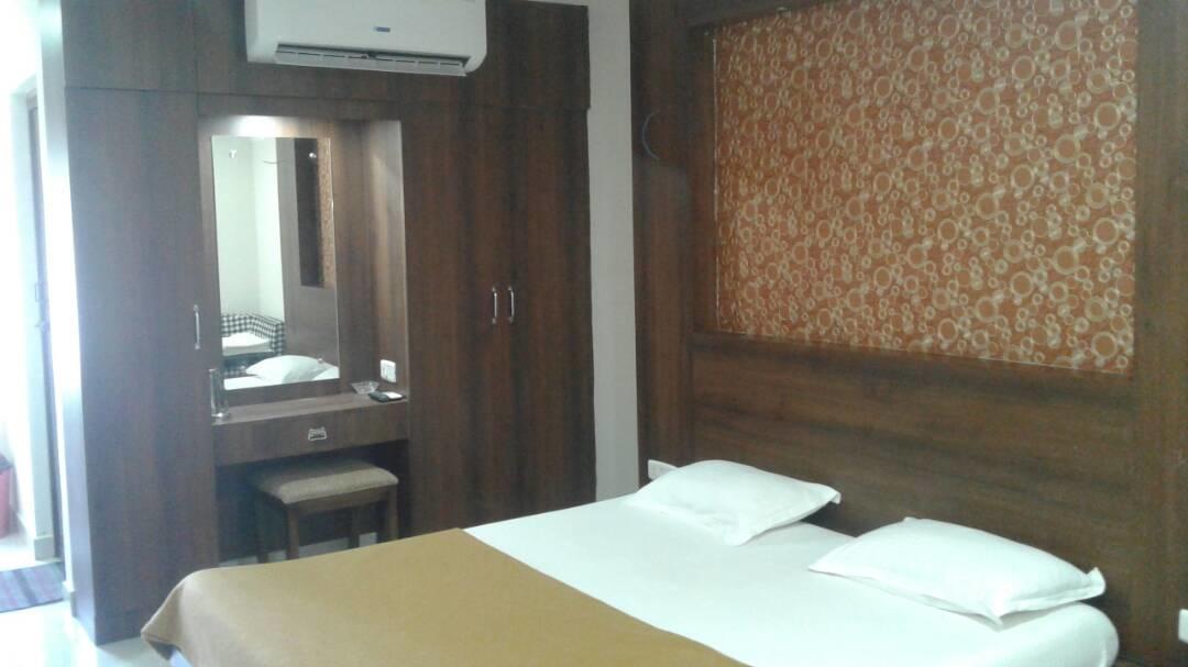 Hotel Gowri Sankar Ambāsamudram Extérieur photo