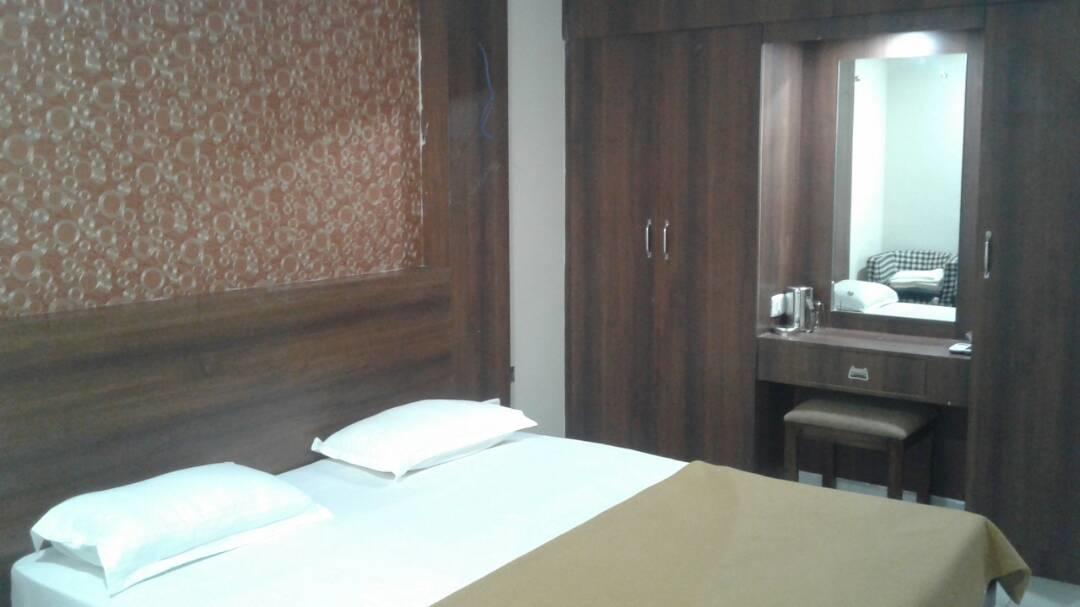 Hotel Gowri Sankar Ambāsamudram Extérieur photo