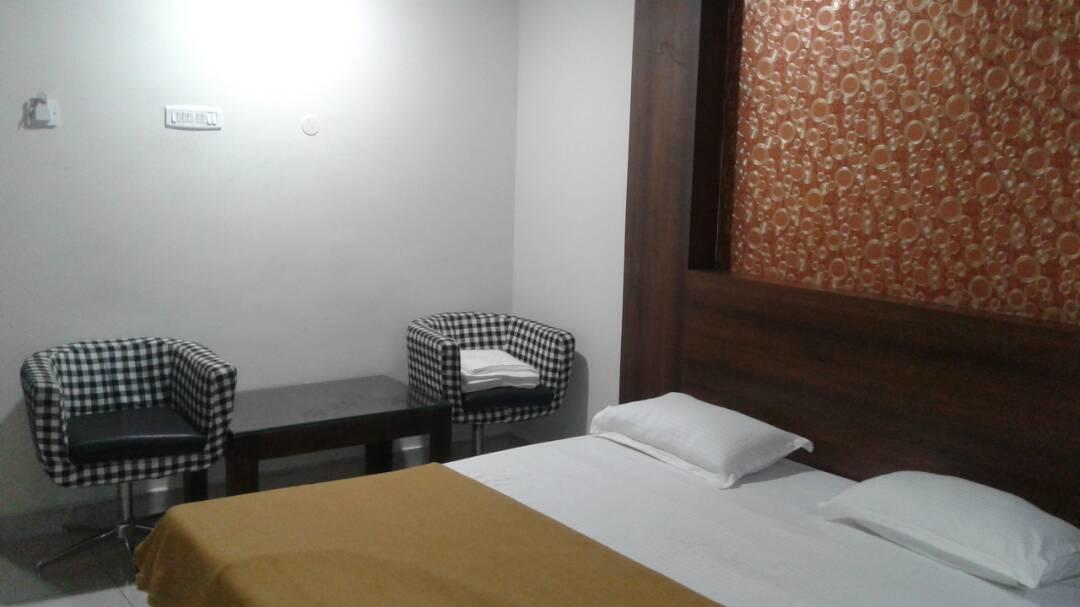 Hotel Gowri Sankar Ambāsamudram Extérieur photo