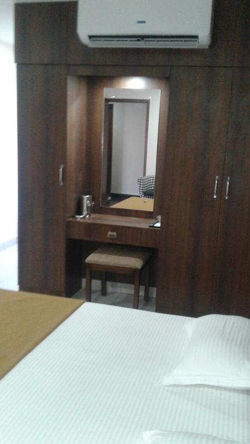 Hotel Gowri Sankar Ambāsamudram Extérieur photo