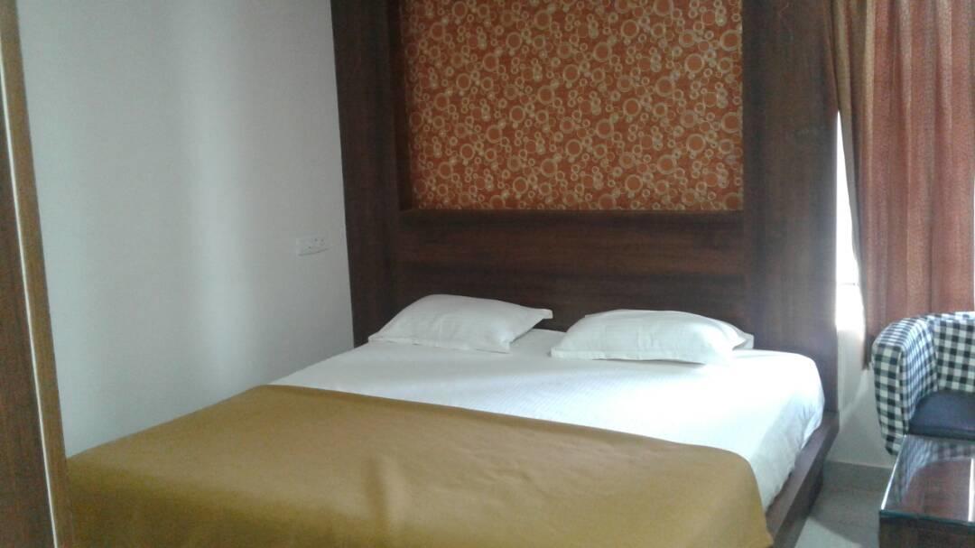 Hotel Gowri Sankar Ambāsamudram Extérieur photo